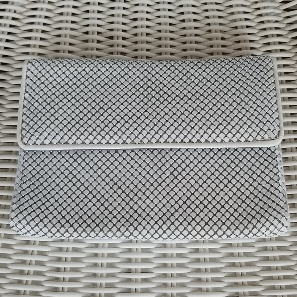 White metal mesh pirse